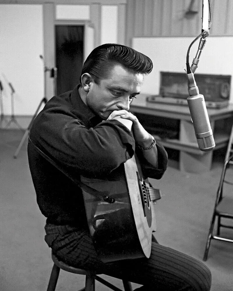 A Johnny Cash Posing With A Guitar 8x10 PHOTO PRINT
