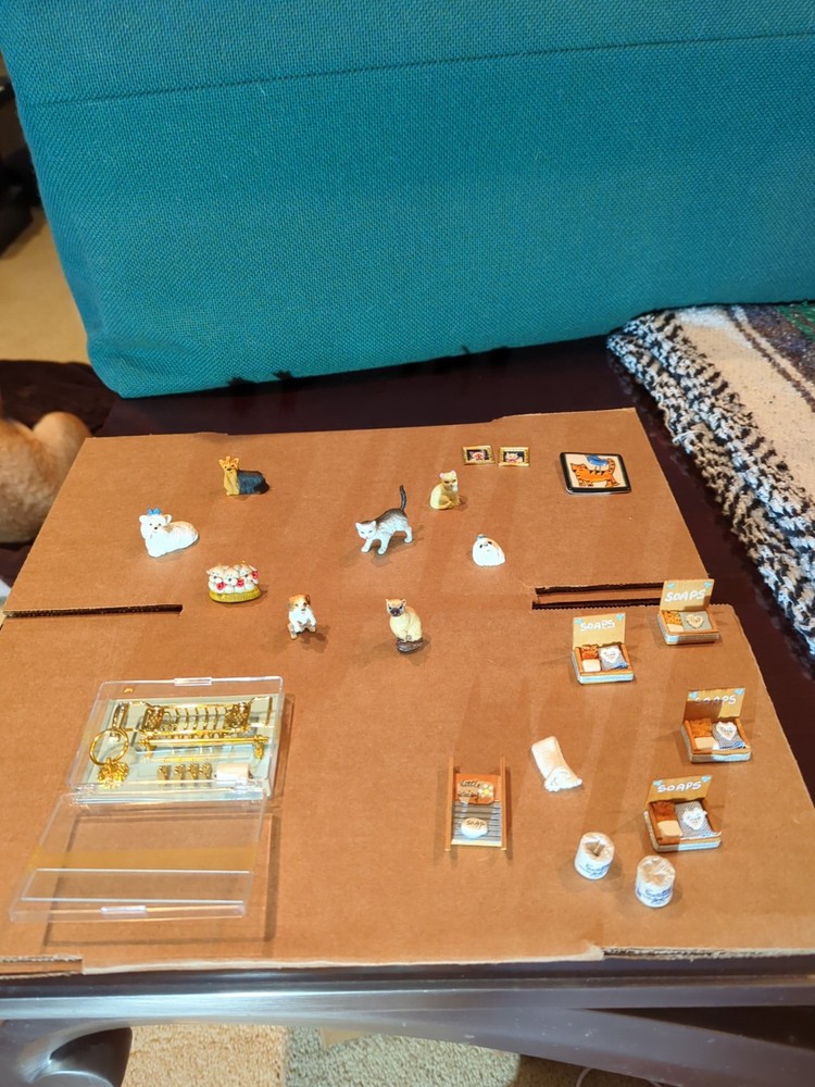 1:12 Miniature dollhouse toiletries assortment and cats and dogs *20 pieces*