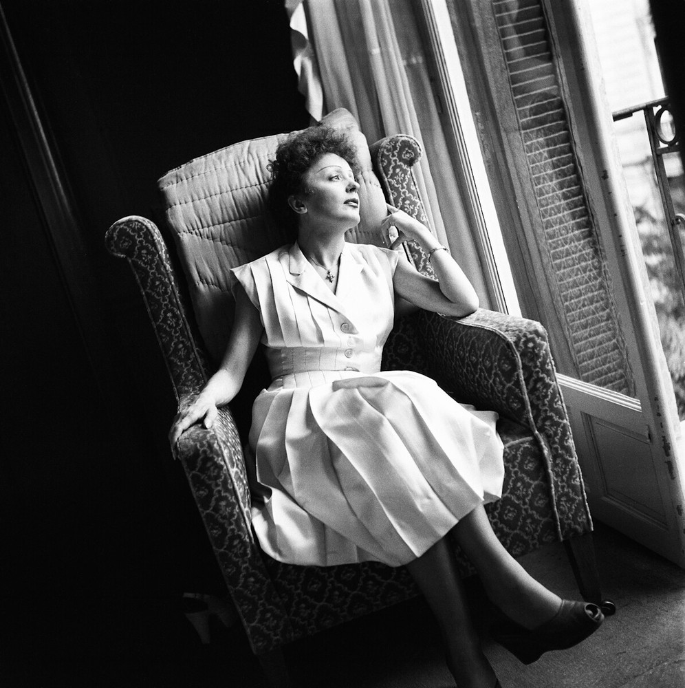 Mirilyn Stafford Sitting Looking Out The Window 8x10 Picture Celebrity Print