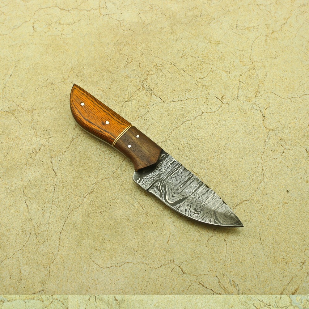 CUCHILLO Y FUNDA DE HOJA FIJA DE ACERO DAMASCO DE TANG COMPLETA PERSONALIZADA A MANO