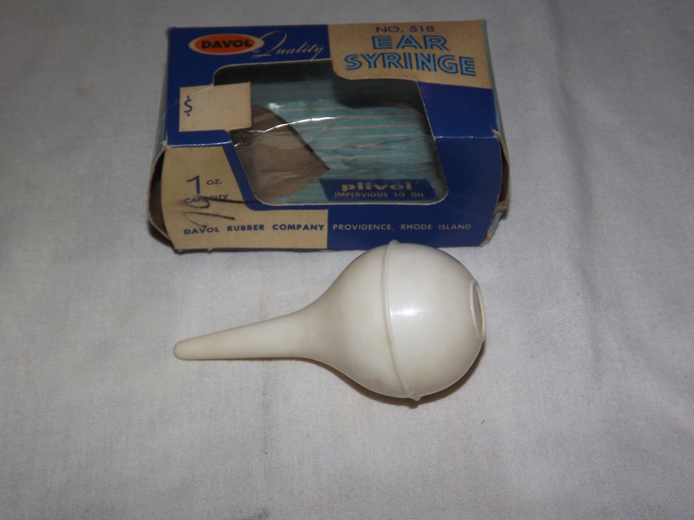 VINTAGE MEDICINE DAVOL EAR SYRINGE IN BOX