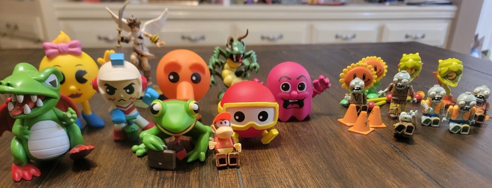 Video Game Character Toys and Figure Lot (Funko Retro, PVZ, and an Ammibo)-image