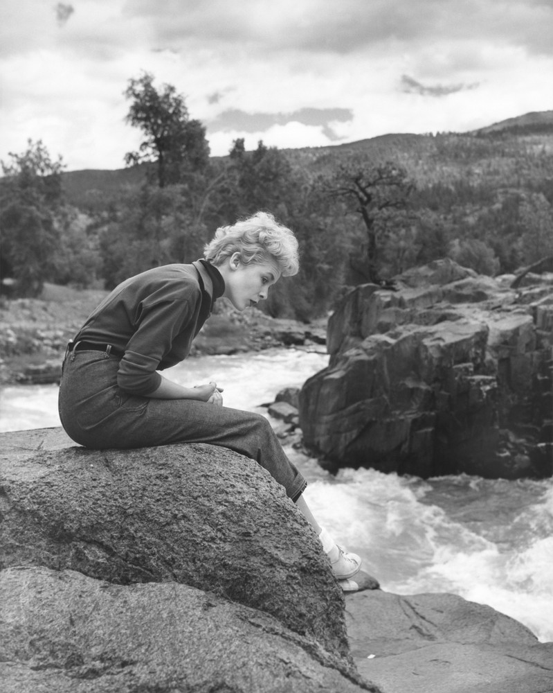Janet Leigh Sitting On The Stone Looking Down 8x10 Picture Celebrity Print