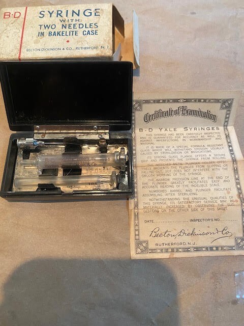 B-D Syringe w needle vintage bakelite case medical w original box