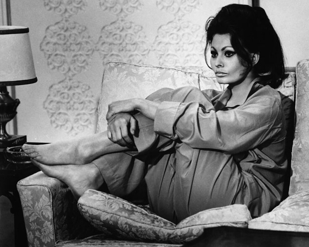 Sophia Loren Thoughtful On The Couch 8x10 Picture Celebrity Print