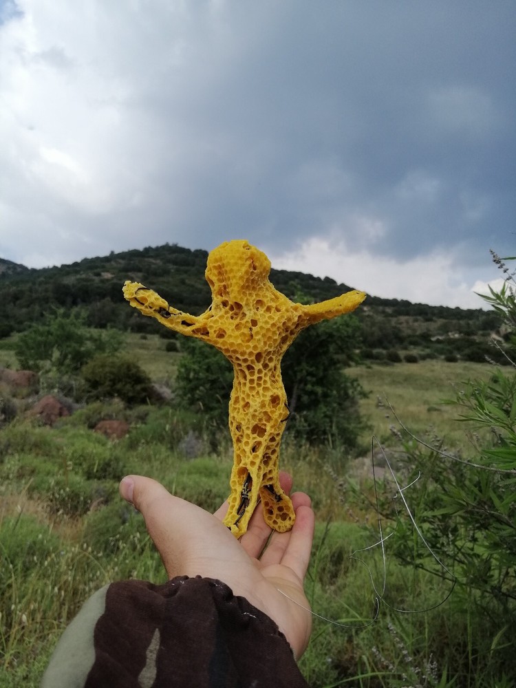 Art of Bees. Escultura minimalista arte propio de las abejas, cada producto artículos de decoración del hogar.-image