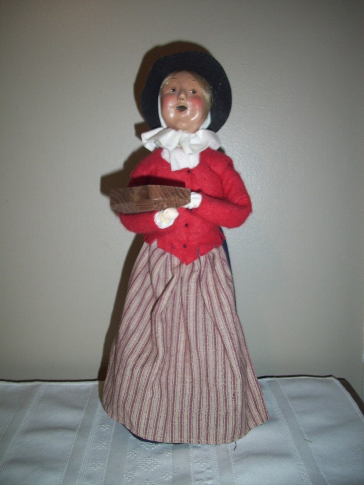 1999 Byers Choice Plimouth Plantation Exclusive Woman Holding Wood Trencher Bowl