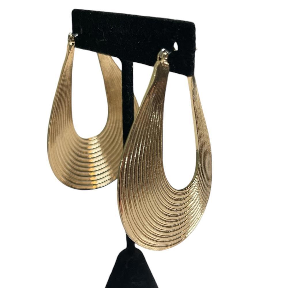 New NWT Bold Gold Ribbed Teardrop Statement Earrings Elegant Eye-Catching Jewelry Design