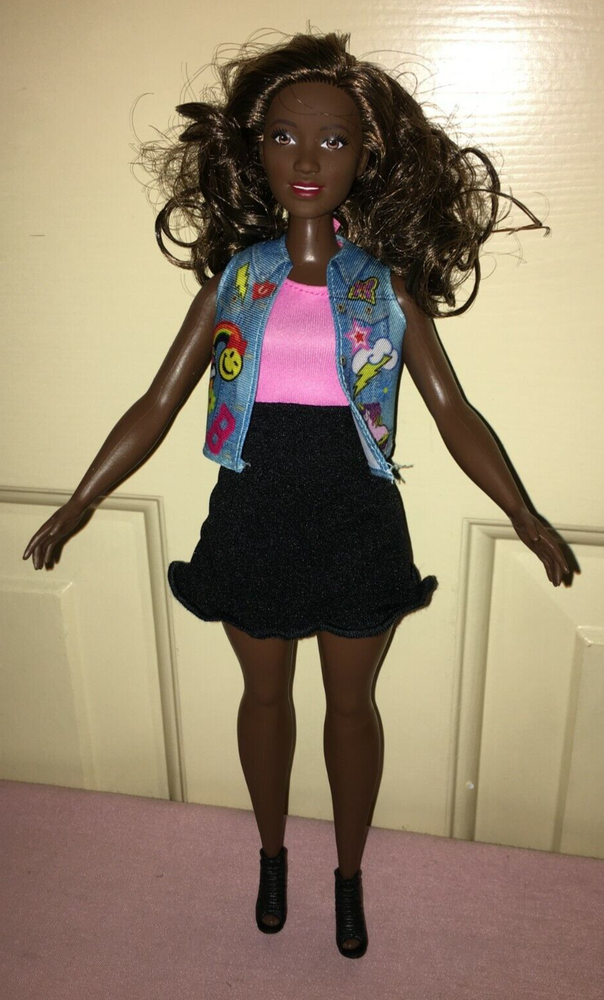 Barbie Fashionistas Curvy Doll 39 with Emoji Glasses and Curly Hair 2020 Edition-image