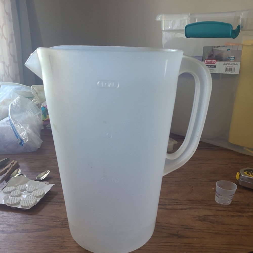 RUBBERMAID 1 gallon/3.8L #1A21 Beverage/Water Pitcher  no lid