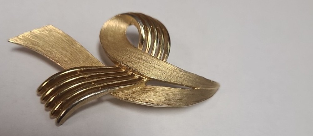 Vintage Crown Trifari Goldtone Wave Ribbon Pin Brooch Signed 2