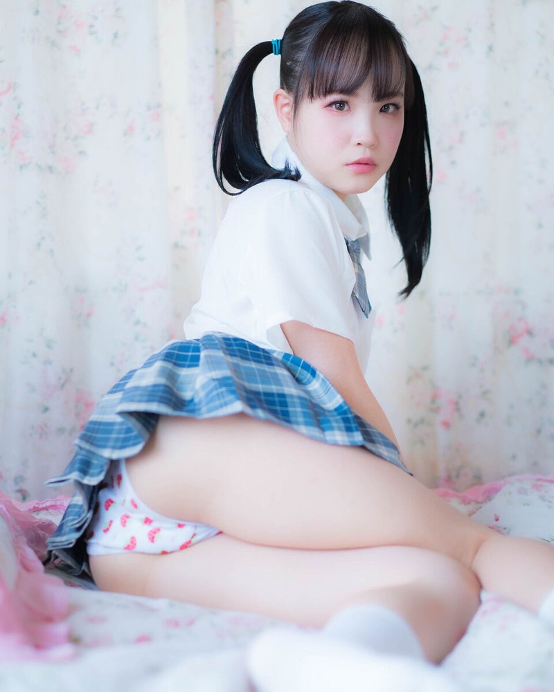 Lara Kudo Straight Face With Sexy Little Blue Skirt 8x10 Picture Celebrity Print