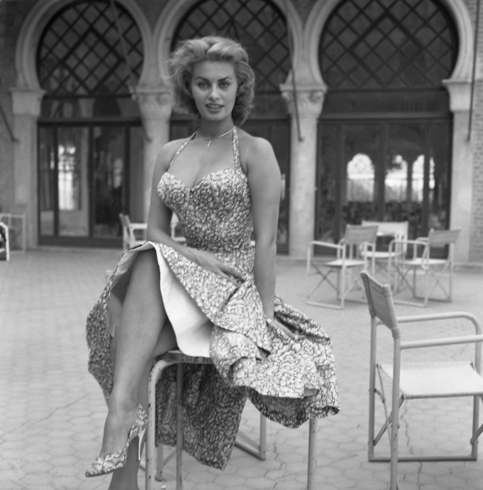 Sophia Loren Elegant With Crossed Legs 8x10 Picture Celebrity Print