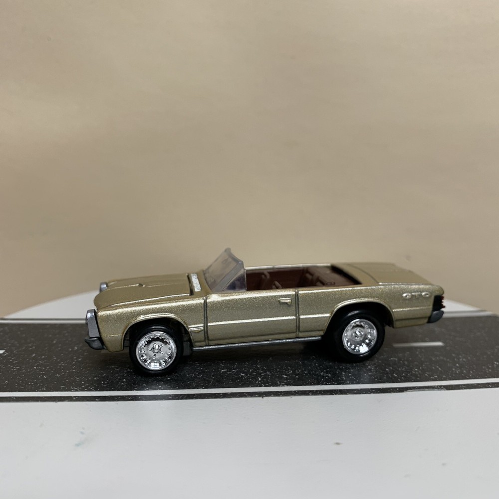 Johnny Lightning Muscle Cars USA 1965 Pontiac GTO Convertible Light Gold 1:64 NM