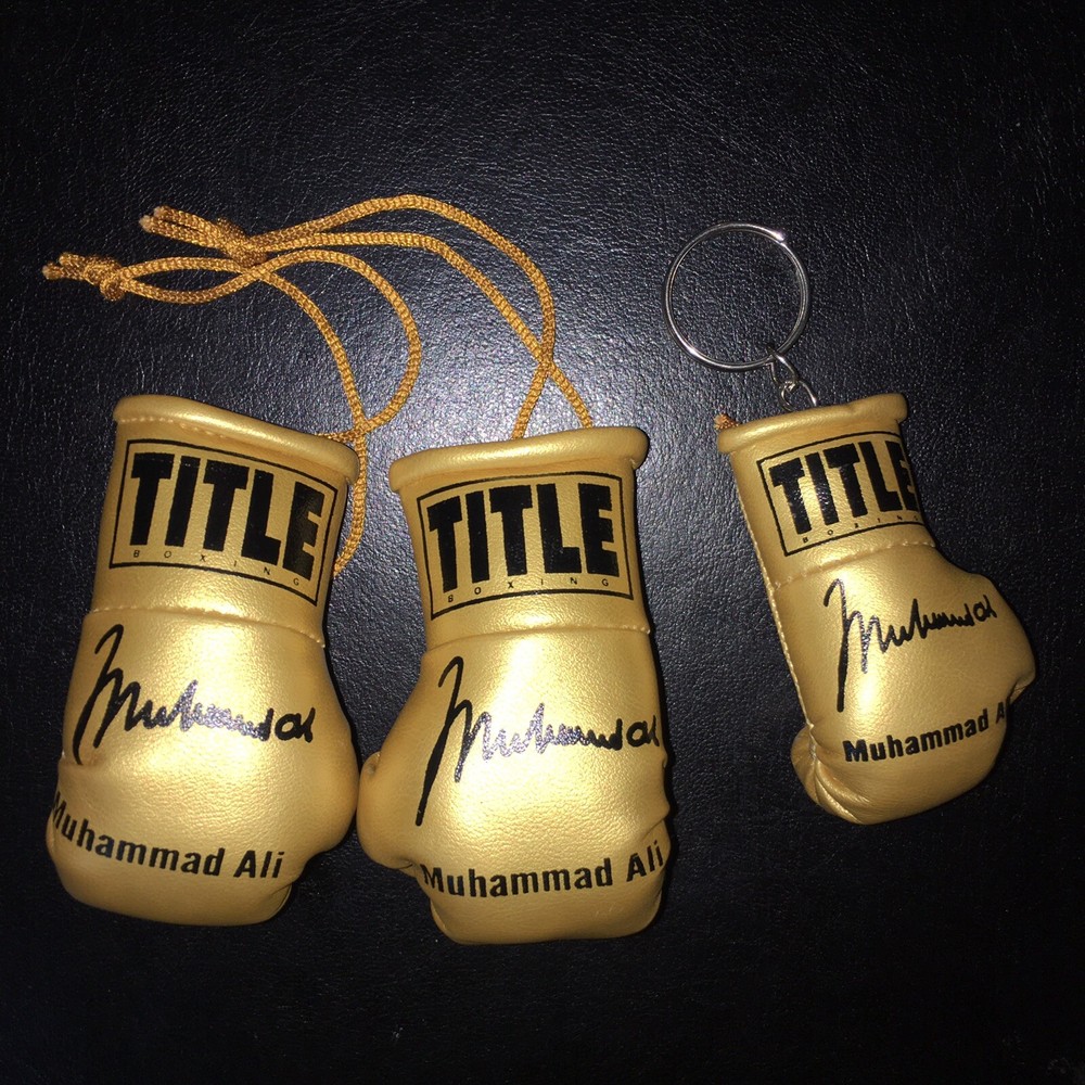 Muhammad Ali Autographed Mini Boxing Gloves & Keyring GOLD LIMITED EDITION Gift