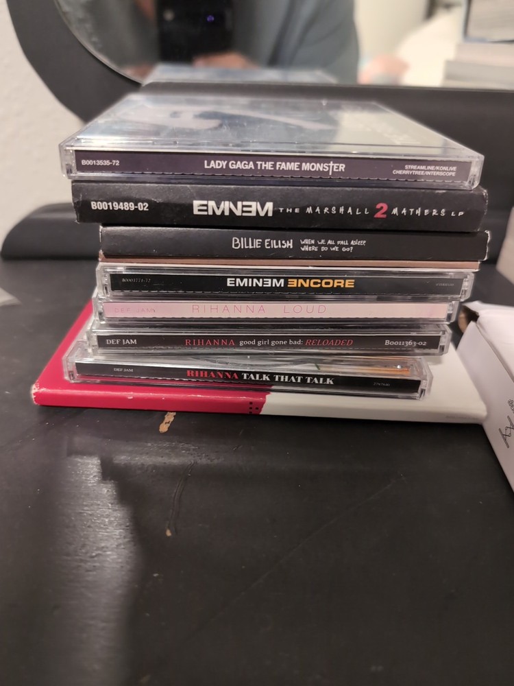 Cd Lot Of 9 Including Billie, Eminem, Gaga And Riahanna.