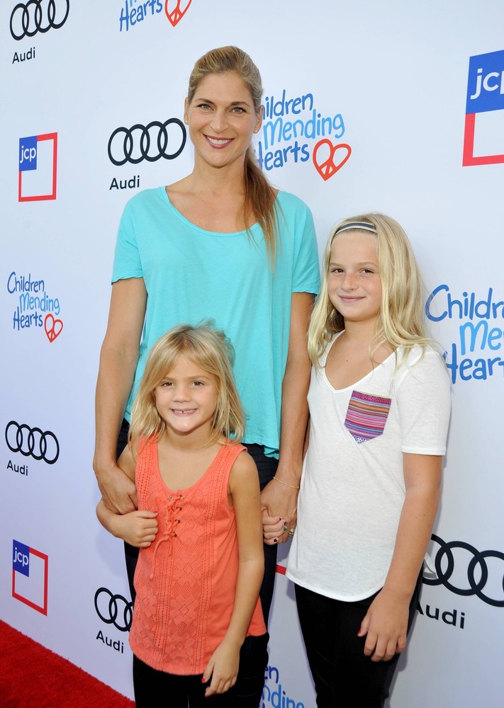 Viola Hamilton Posing With The Girls 8x10 Picture Celebrity Print