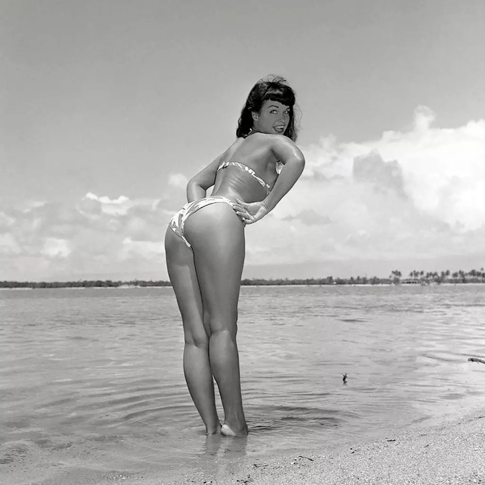 Bettie Page Sexy Legs Back Beach 4x6 Picture Celebrity Print