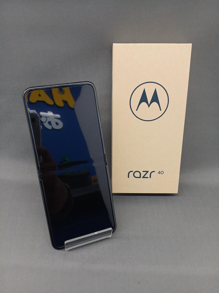 Folding smartphone model number  XT2323 4MOTOROLA SIM free