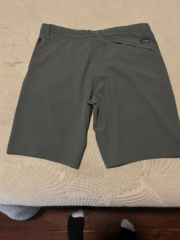 VOLCOM  MENS WALK SHORTS SIZE 36