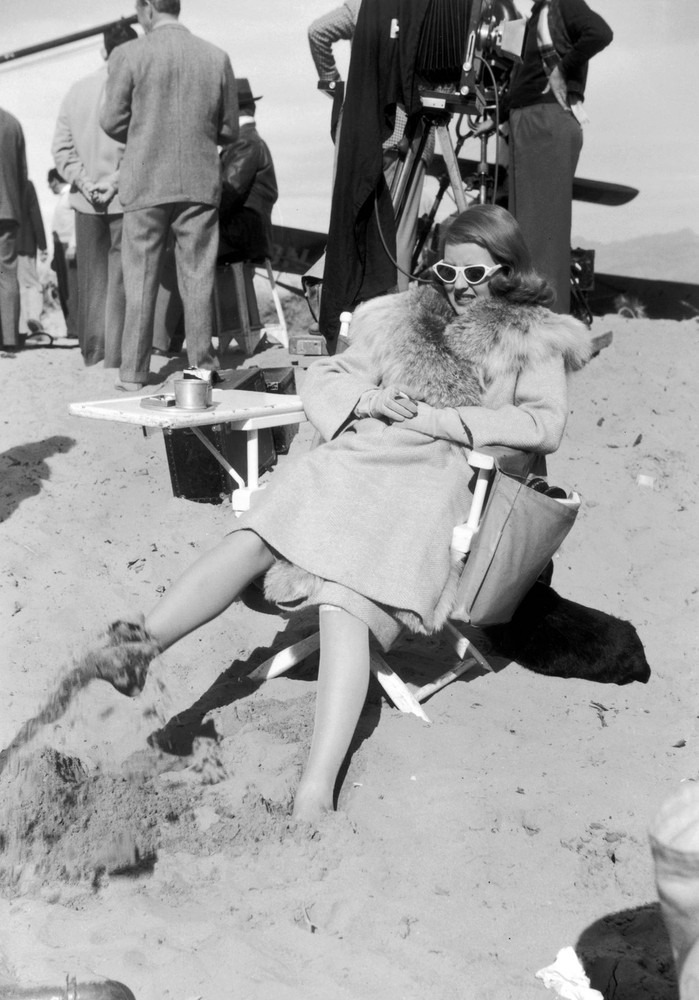 Bette Davis In The Beach 8x10 Picture Celebrity Print