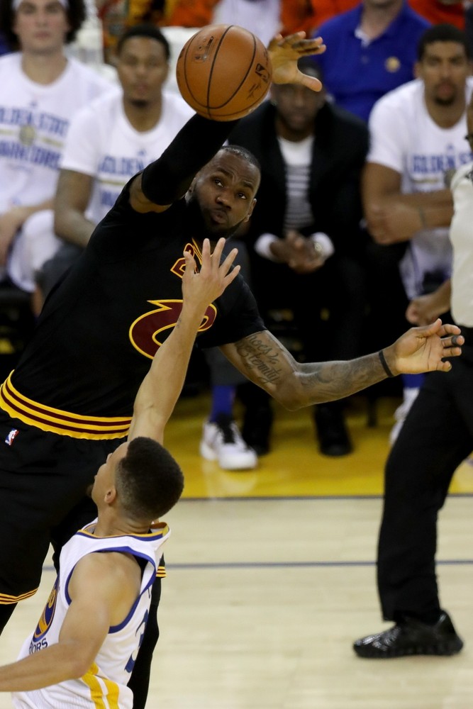 Stephen Curry Trying To Catch The Ball 8x10 Picture Celebrity Print