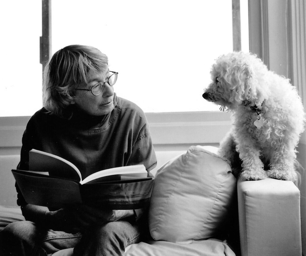 Mary Oliver Looking At The Dog 8x10 Picture Celebrity Print