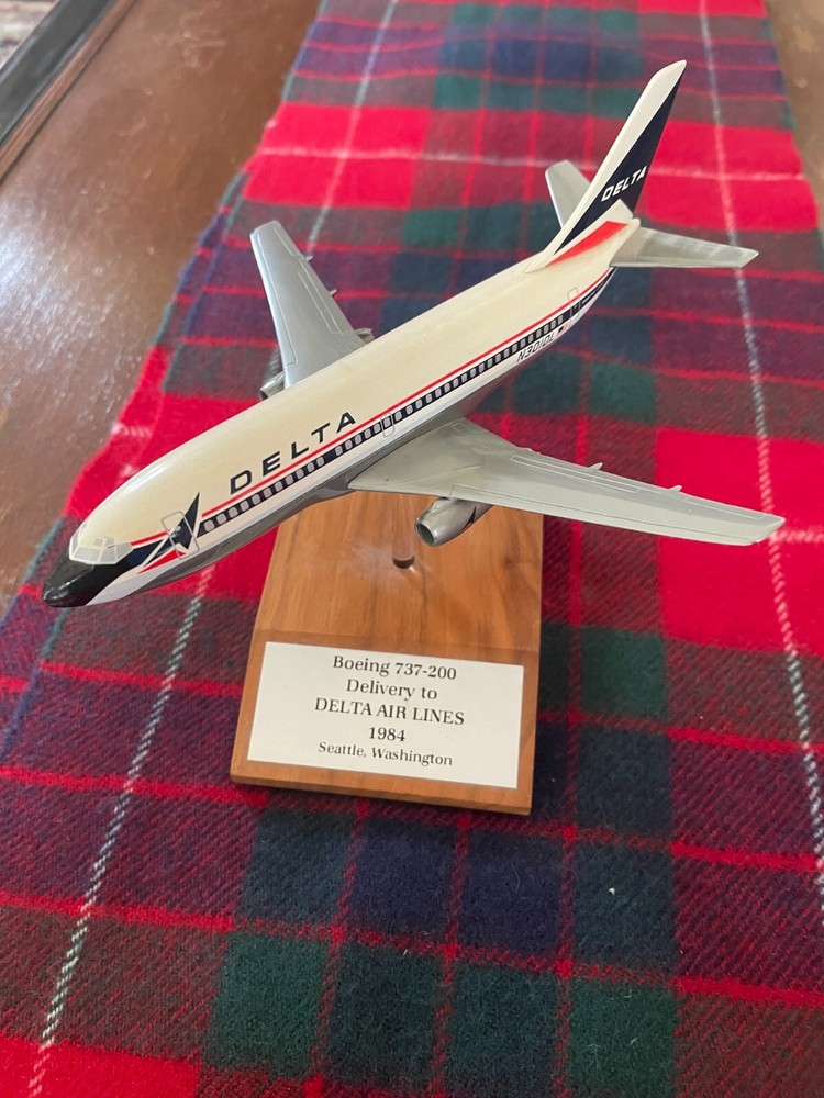 Boeing 737-200 in Delta Air Lines Vintage Livery