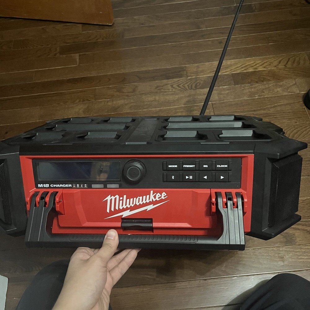 Milwaukee 2950-20 M18 Lithium-Ion Cordless PACKOUT Radio/Speaker