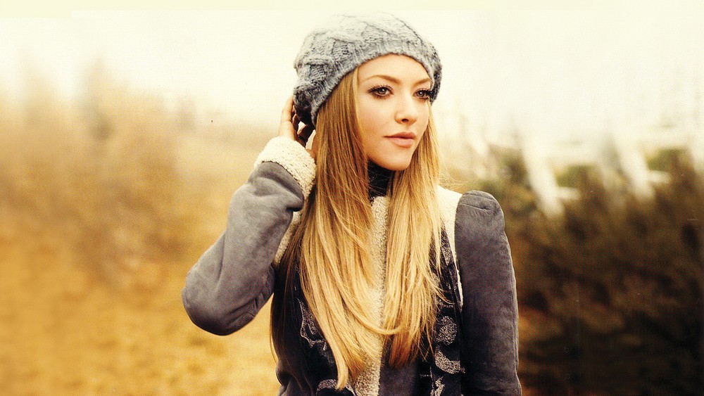 Amanda Seyfried With Woven Beret 8x10 Picture Celebrity Print