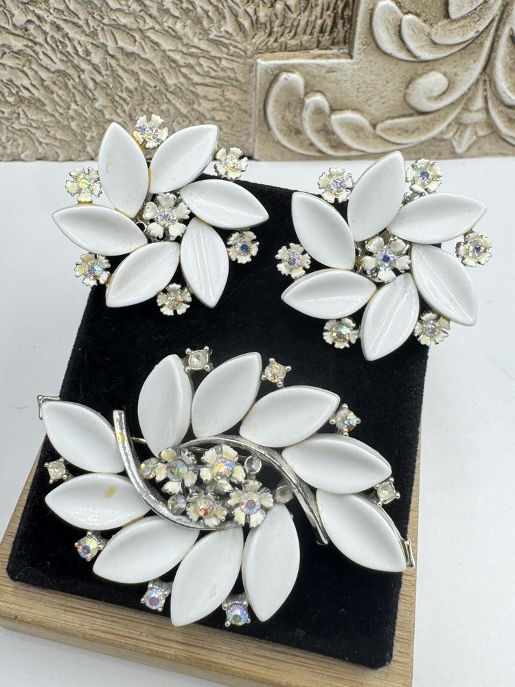Vintage Lisner White Resin Aurora Borealis Crystal Flower Brooch Earring Set 50s
