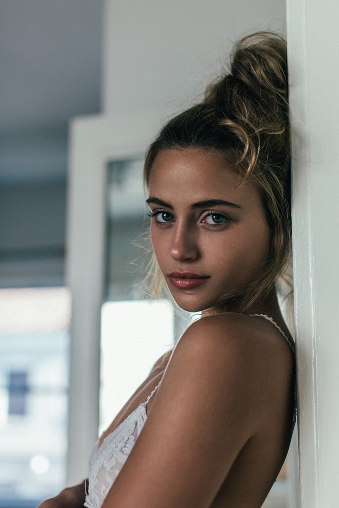 Charlotte Mckee Angelic Face 8x10 Picture Celebrity Print