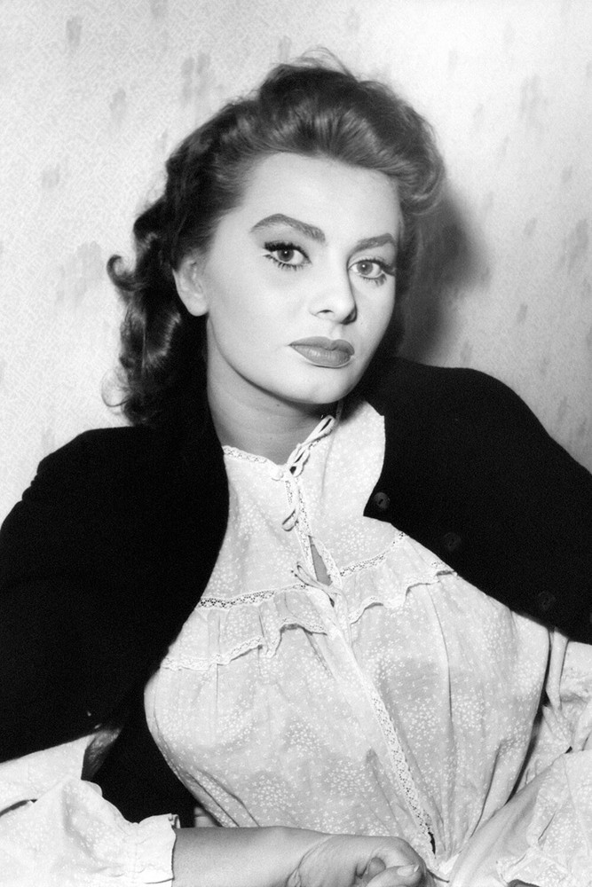 Sophia Loren Posing With Sleeping Clothes 8x10 Picture Celebrity Print