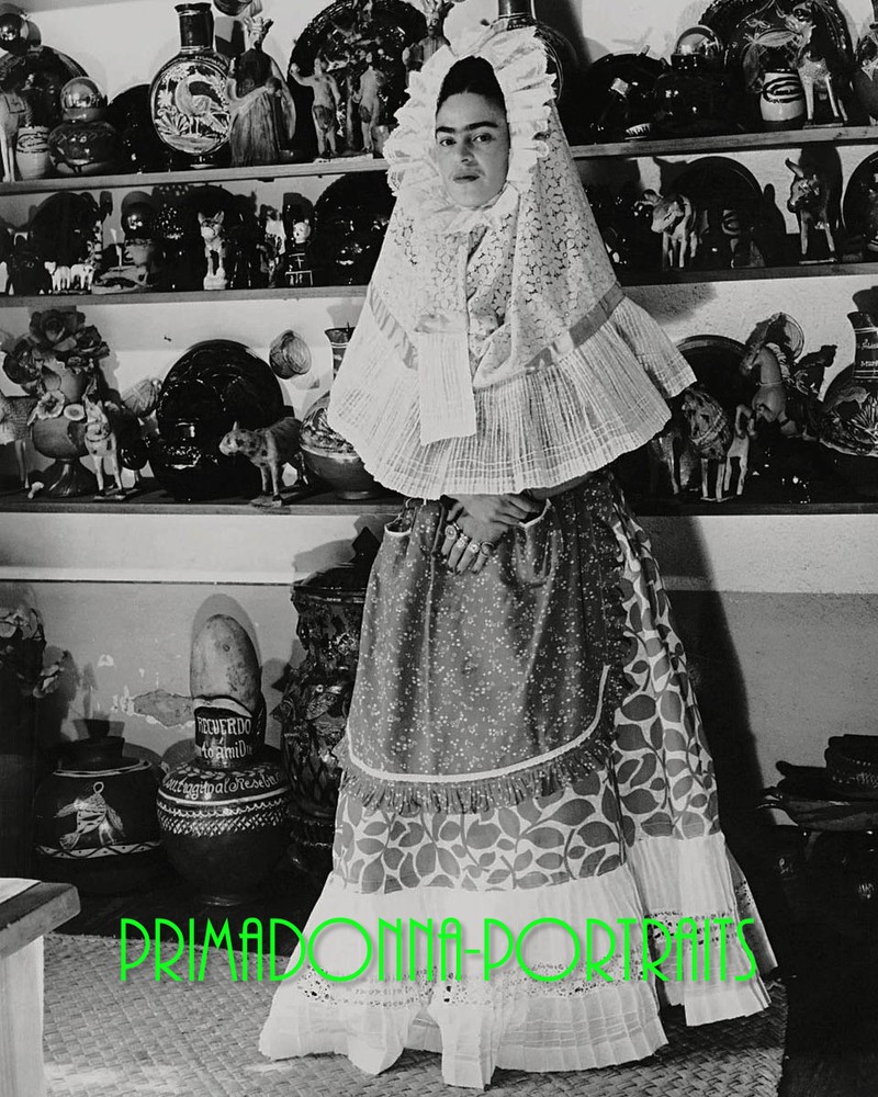 FRIDA KAHLO 8x10 Lab Photo 1930s MEXICAN ARTIST Full Gown Painter Portrait