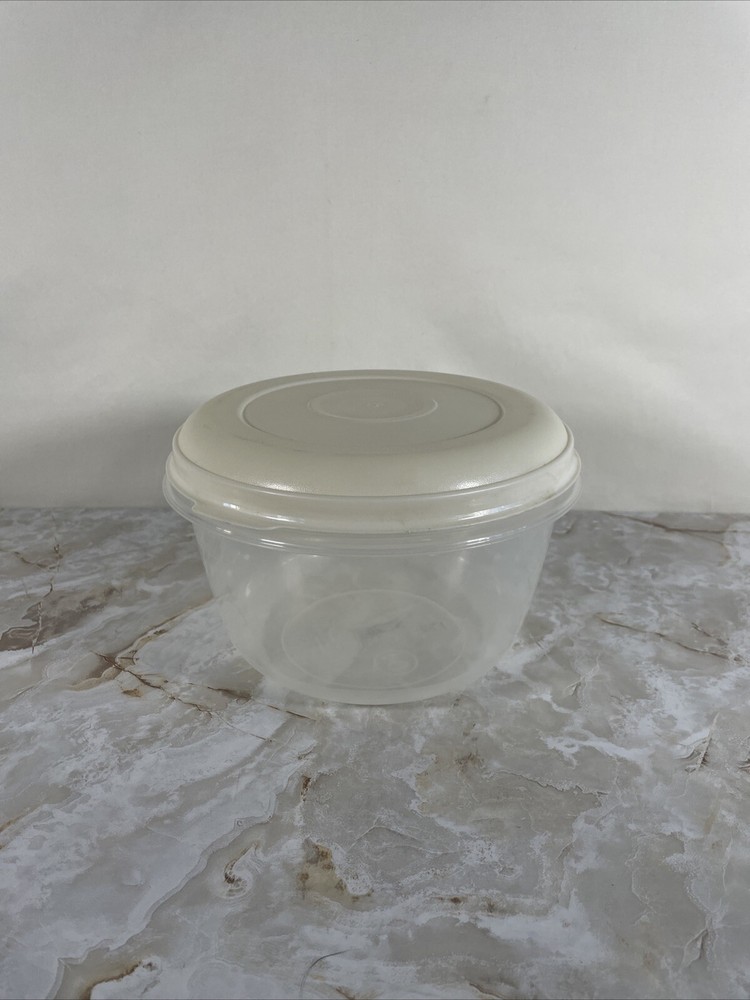 Rubbermaid Servin' Saver Round Food Storage Container # 10 White Lid 2.3 Qt USA