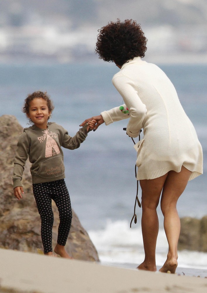 Halle Berry Happy On The Beach With Her Daughter 8x10 Picture Celebrity Print