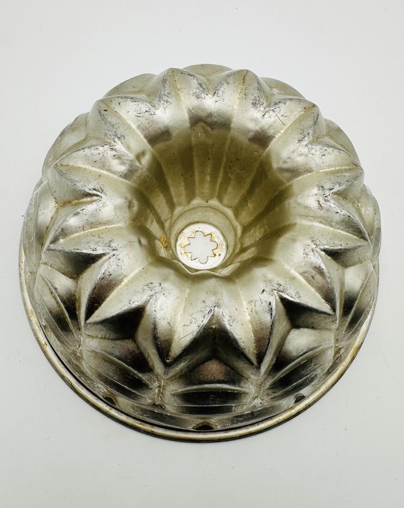 Nordic Ware Vintage Star Bundt Baking Pan for Stunning Cakes