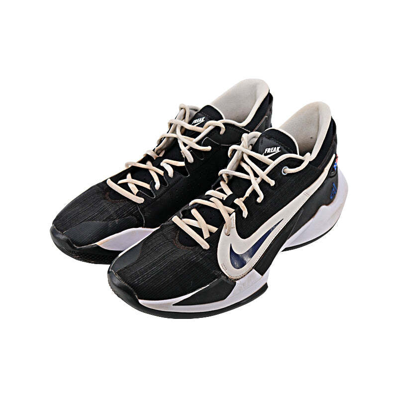 Aaron Boone 2021 Game Used Black/White Nike Air Zoom Freak Sneakers - Size 11