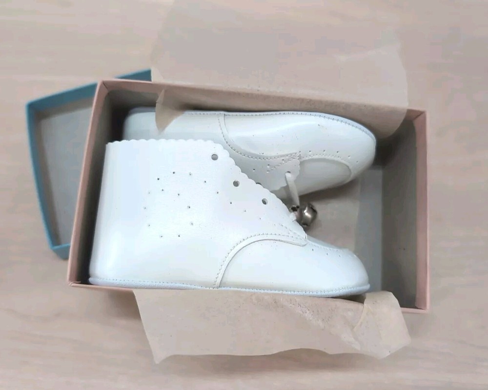 Vintage Walker Shoes NEW In Box Baby Booties Bell’s Soft White Leather 1950's