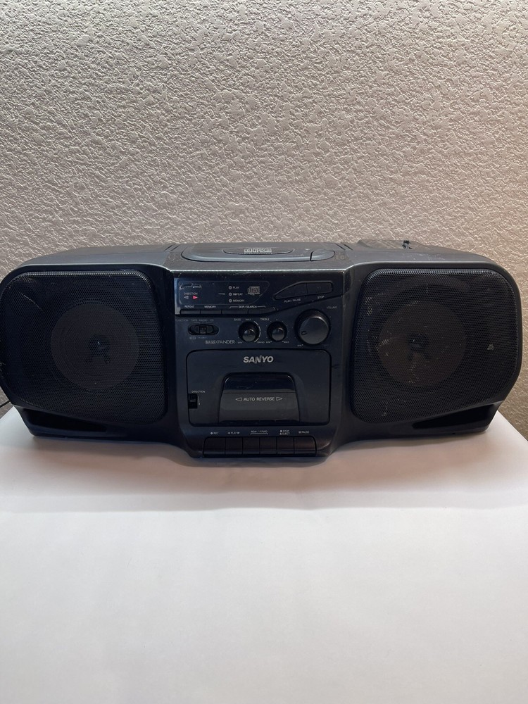 Sanyo MCD-Z1 Portable AM/FM Radio StereoCD Player Cassette Recorder Boombox Read