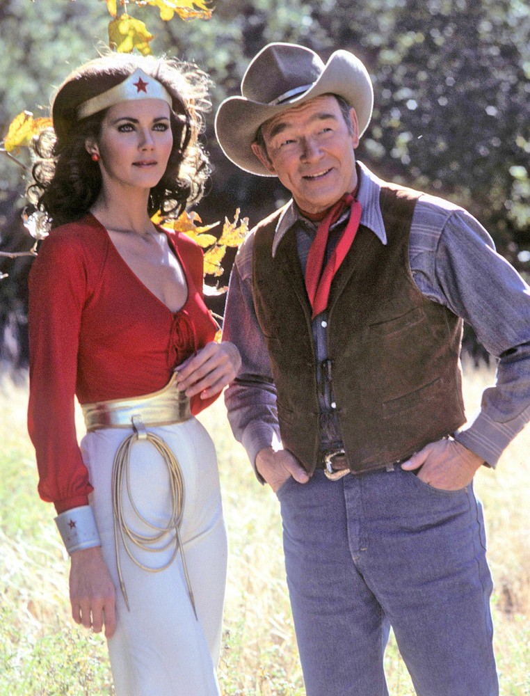 Lynda Carter Wonder Woman Posing 8x10 Picture Celebrity Print