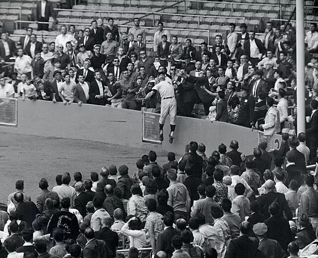 Roger Maris New York Yankees Leaping Action 4x6 Celebrity Photo Print