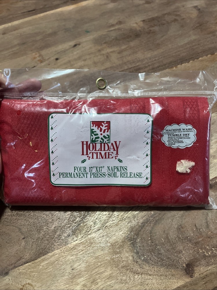 Holiday Time Christmas Red 17x17 Vintage Cloth Napkins NEW Fashion Industries  
