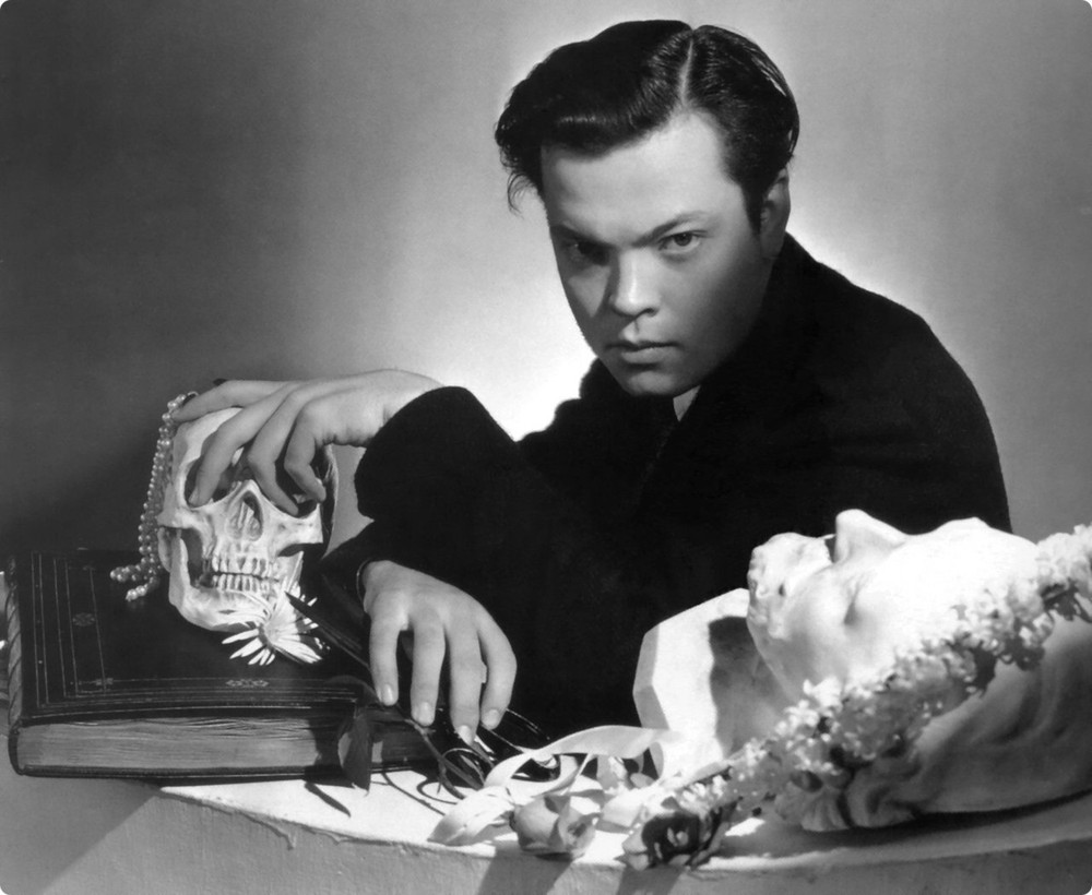 Orson Welles Watching The Sculptures 8x10 Picture Celebrity Print