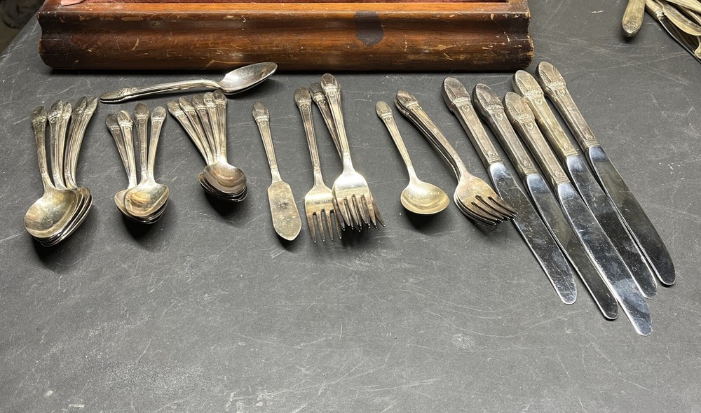 33 Pc FIRST LOVE No Monogram Silverplated SERVICE FOR SERVING  1847 Rogers