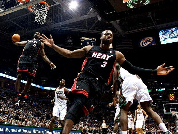 558415 LeBron James Dwyane Wade Alley-oop NBA Cover 24x18 WALL PRINT POSTER