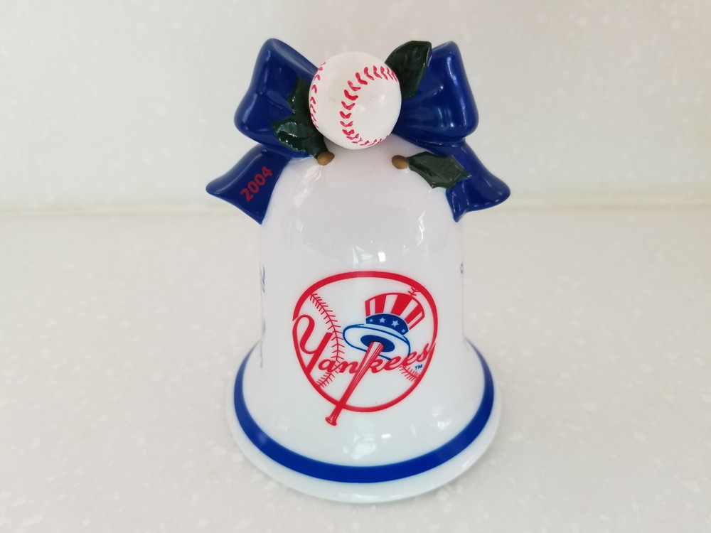 NY Yankees Danbury Mint 2004 Christmas Ceramic Bell Ornament w/Santa on Ringer