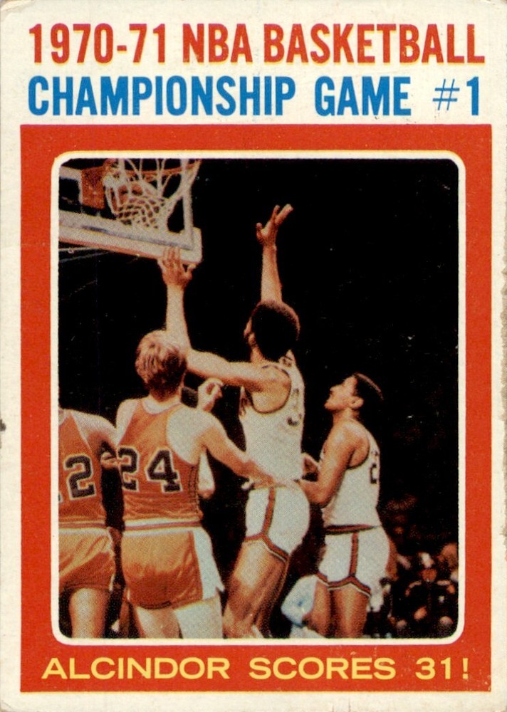 1971 Topps #133 NBA Playoffs Game 1 Alcindor Scores 31 Milwaukee Bucks