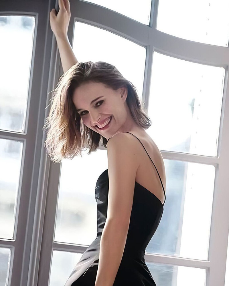 Natalie Portman Fun Black Dress 8x10 Picture Celebrity Print