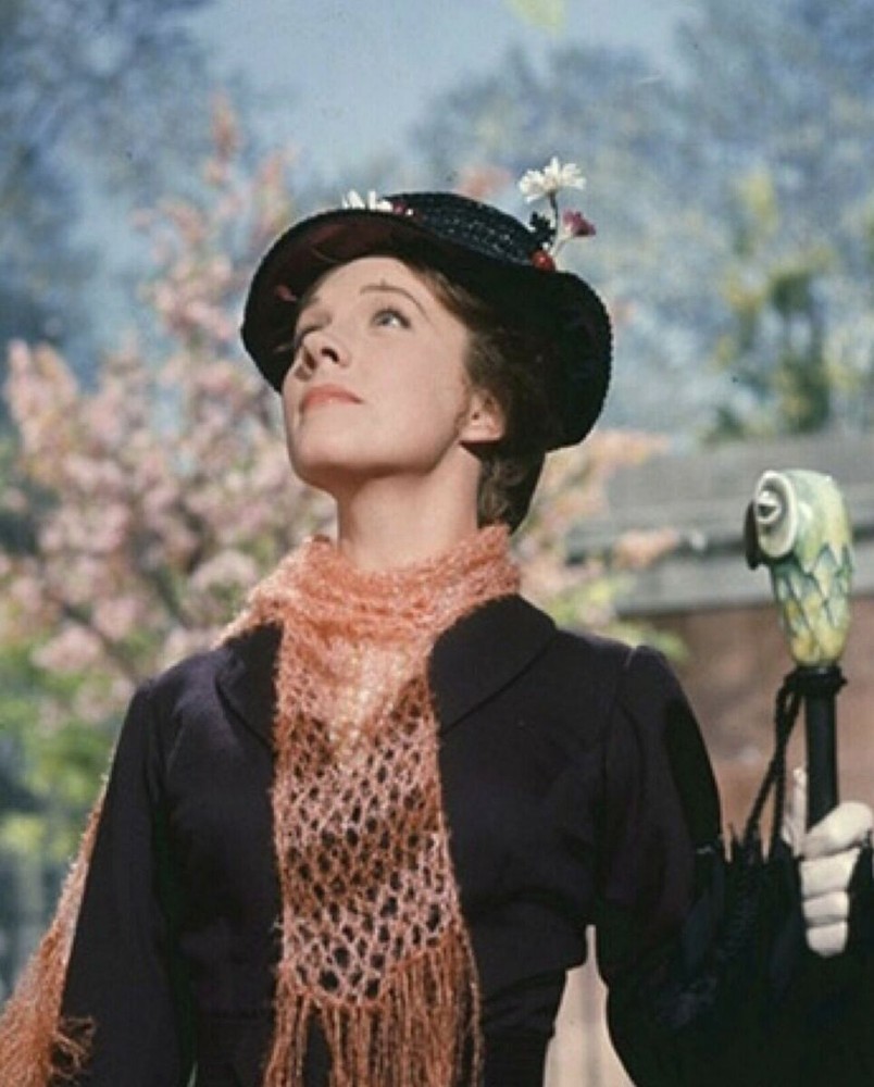 Julie Andrews As Mary Poppins Looking Up 8x10 Picture Celebrity Print